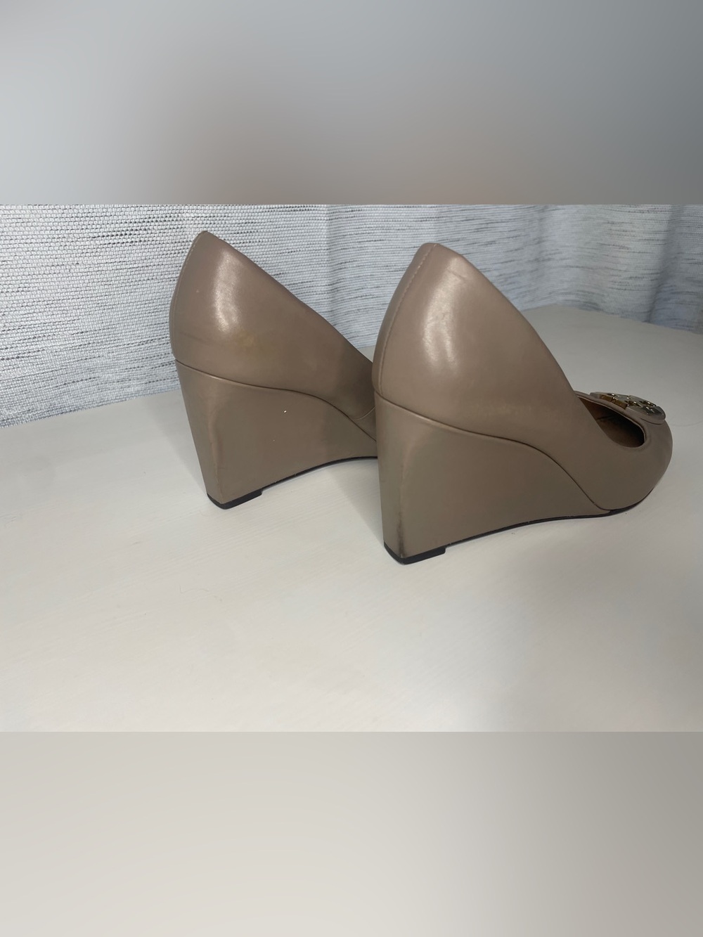 Tory Burch Taupe Leather Block Heel Pumps with Gold Logo - Picture 2 of 9